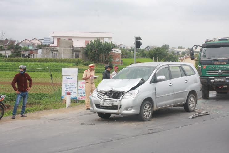 Hiện trường vụ tai nạn liên hoàn. Ảnh: Khương Mỹ