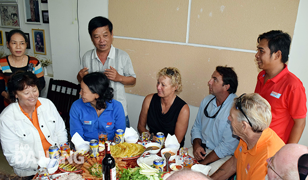 Mẹ và ba của thủy thủ Minh An (hàng đứng, bìa trái và giữa) chào đón thủy thủ đoàn Đà Nẵng - Việt Nam. Ảnh: ANH VŨ