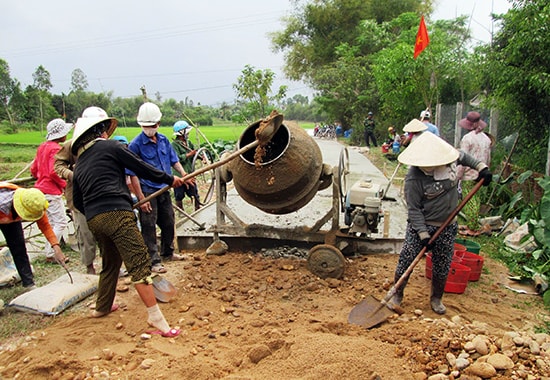 Hưởng ứng phong trào xây dựng nông thôn mới, những năm qua, nhân dân toàn tỉnh tích cực bê tông hóa giao thông nông thôn. Ảnh: V.SỰ