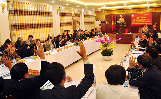 Biểu quyết thông qua cơ cấu, thành phần, số lượng người được giới thiệu ứng cử tại hội nghị hiệp thương lần thứ nhất do Ban Thường trực Ủy ban MTTQ Việt Nam tỉnh tổ chức. Ảnh: HÀN GIANG