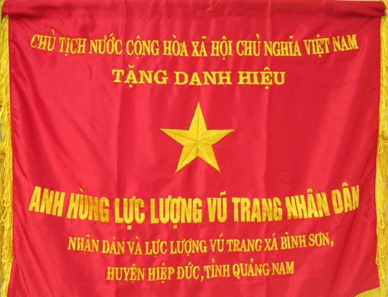 Chủ tịch nước phong tặng danh hiệu Anh hùng lực lượng vũ trang nhân dân cho nhân dân và lực lượng vũ trang xã Bình Sơn. Ảnh: MAI NHI