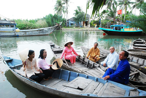 Hát hò khoan trên sông. Ảnh: MINH HẢI