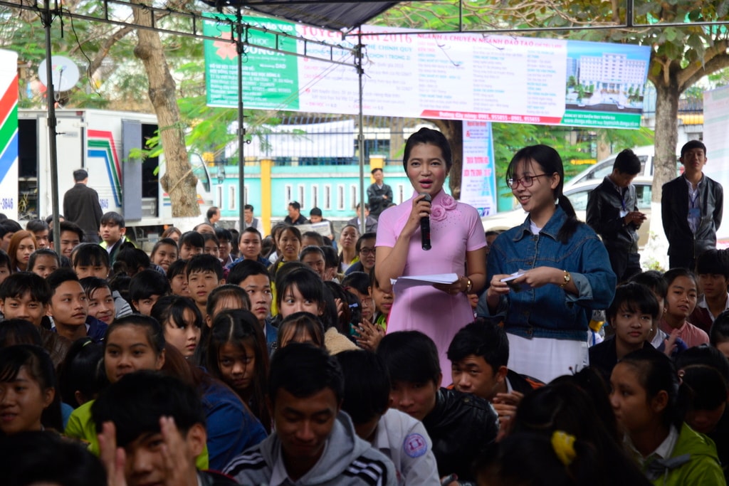 Học sinh đặt câu hỏi cho các đơn vị tư vấn. Ảnh: XUÂN THỌ