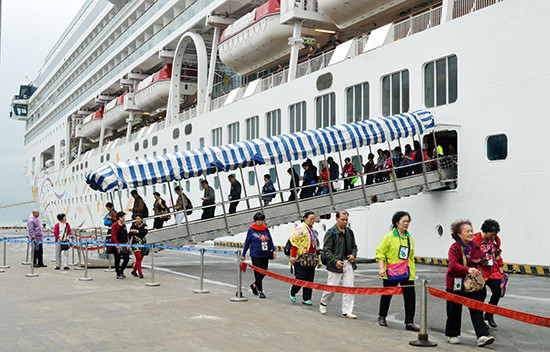 Hãng tàu du lịch biển Star Cruises đưa khách đến Đà Nẵng theo định kỳ hàng tuần.Ảnh: K.LINH