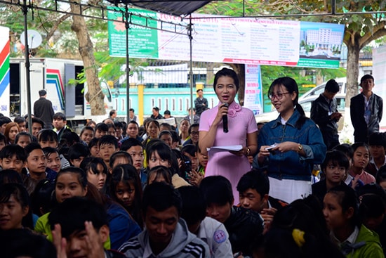 Chương trình “Đưa trường học đến thí sinh” do Báo Người lao động tổ chức thu hút đông đảo học sinh trên địa bàn Duy Xuyên tham gia. Ảnh: XUÂN KHÁNH