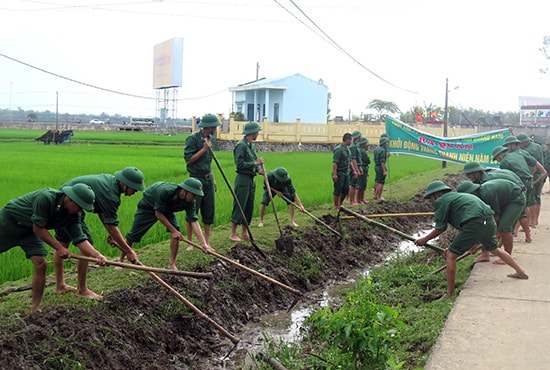  Đoàn viên thanh niên Bộ đội Biên phòng tỉnh nạo vét kênh mương tại Phú Ninh sau lễ ra quân Tháng thanh niên 2016. Ảnh: VINH ANH