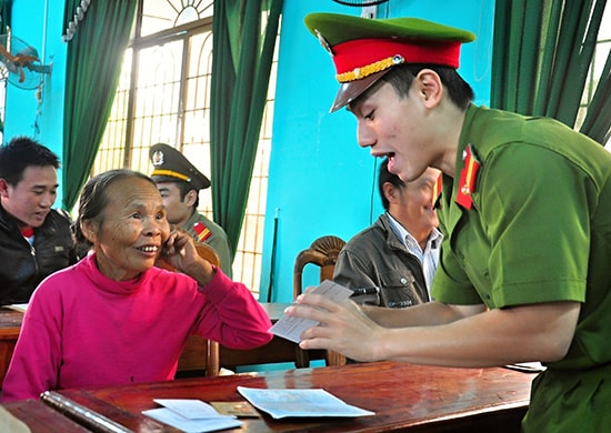 Tuổi trẻ Công an tỉnh tổ chức chương trình tư vấn thủ tục hành chính cho người dân xã Tam Đàn, Phú Ninh. 