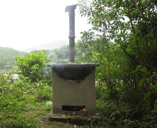 Lò đốt thủ công tại xã Trà Tân. Ảnh: T.N