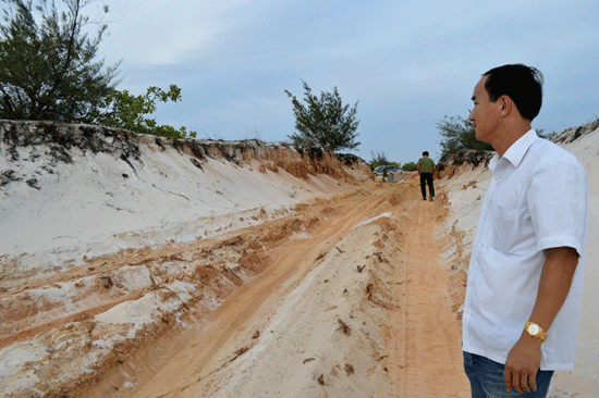 Trong vùng cấm rừng phòng hộ Pacsa qua xã Tam Thăng (TP.Tam Kỳ), sa tặc đã lấy cát, mở đường trái phép. Ảnh: T.H