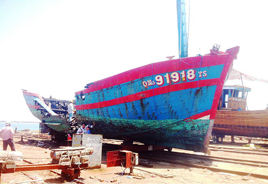 Bảo hiểm cho tàu cá của ngư dân Nguyễn Văn Thân rơi vào bế tắc gần 2 năm nay. Ảnh: Quang VIệt