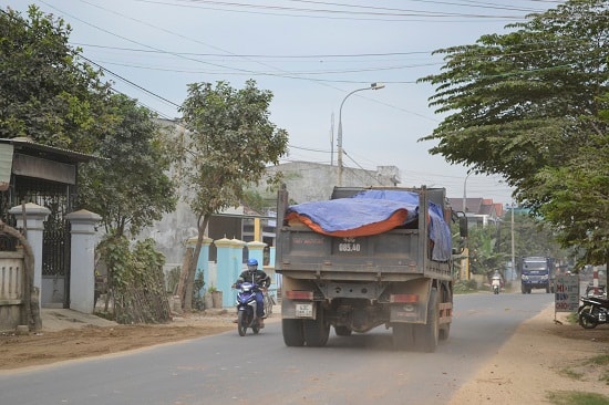 Đất đã bắt đầu rơi vãi và bụi bay gây ô nhiễm môi trường, mất an toàn giao thông. 