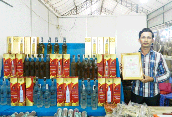 Anh Linh “khoe” chứng nhận “Sản phẩm công nghiệp nông thôn tiêu biểu cấp tỉnh – năm 2015” cho sản phẩm rượu lòn bon của mình. Ảnh: K.MỸ
