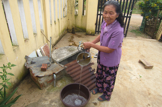 Người dân khu tái định cư Tam Thành cho biết, nguồn nước ở đây bị nhiễm phèn, không thể dùng để nấu nướng được. Ảnh: Đ.NHI