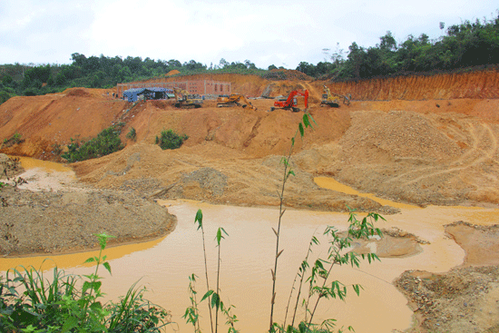 Hiện trường nơi lòng sông bị cày xới để làm công trình. 