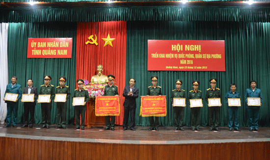 Chủ tịch UBND tỉnh Đinh Văn Thu tặng Cờ đơn vị thi đua xuất sắc và Bằng khen cho các tập thể. Ảnh: TUẤN ANH