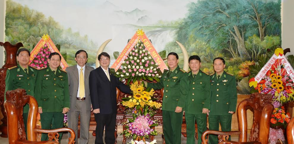  Phó Chủ nhiệm UBKT Trung ương Nguyễn Đức Hải tặng hoa chúc mừng cán bộ chiến sĩ BĐBP tỉnh.