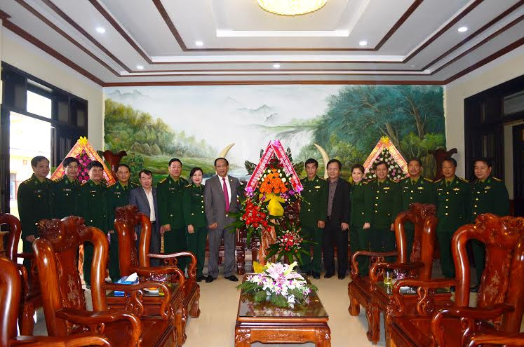 Chủ tịch UBND tỉnh Đinh Văn Thu chúc mừng BĐBP tỉnh.
