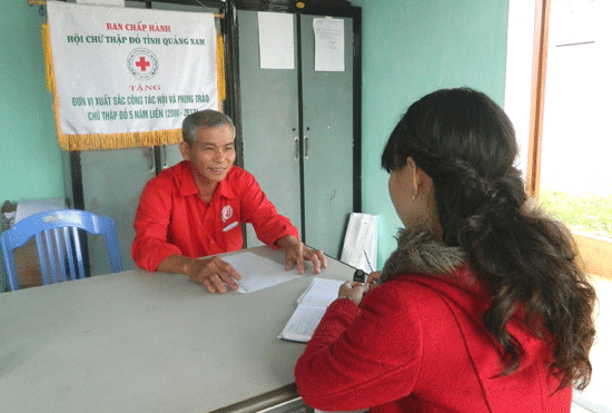 Ông Hồ Minh Linh - Đội trưởng Đội sơ cấp cứu nhanh TNGT xã Tiên Cảnh kể về những lần cứu người bị nạn.