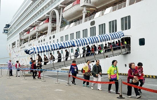 Cruise ship passengers entering Da Nang port. 