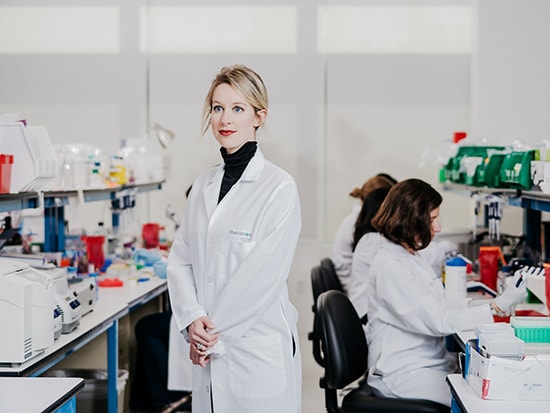 Nữ tỷ phú tự thân giàu nhất thế giới Elizabeth Holmes. (ảnh: Bloomberg)