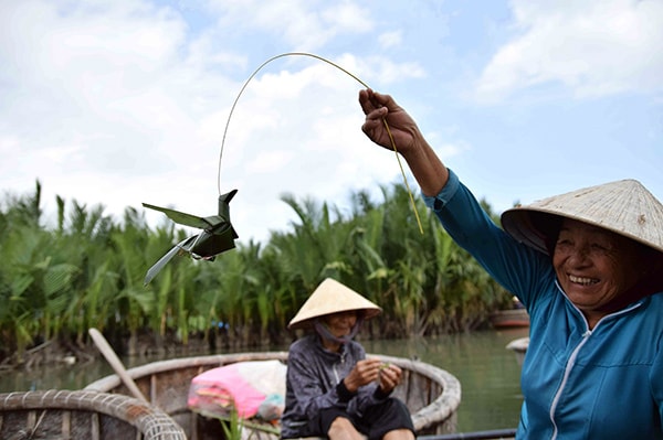 Xếp thành con chim bằng lá dừa - sản phẩm tặng du khách.