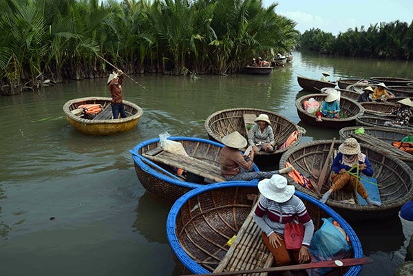 Chị Lý trổ tài múa dầm trên thúng trong lúc đợi du khách.