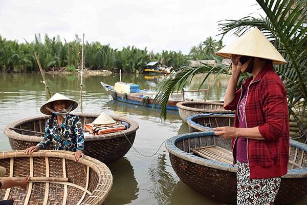 Sau những cuộc điện thoại báo có khách muốn bơi thúng là những trận cười.