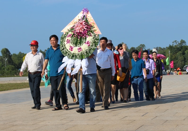 Đoàn Báo Quảng Nam, Báo Quảng Ngãi vào viếng hương Tượng đài Mẹ Việt Nam anh hùng. Ảnh: V.H