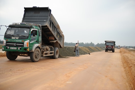 Những km cấp phối cuối cùng qua địa phận xã Bình Đào. Ảnh: MINH HẢI