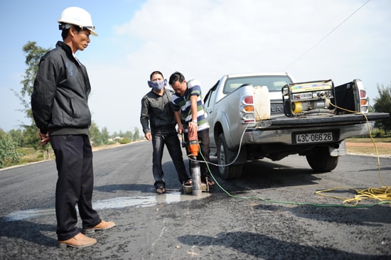 Kiểm tra chất lượng công trình. Ảnh: MINH HẢI