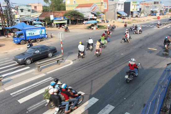 Không có đèn tín hiệu, người dân khó khăn khi qua đường (ảnh chụp sáng ngày 8.3). Ảnh: V.H