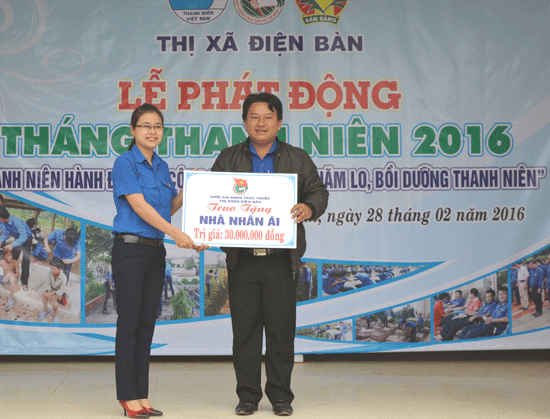 Đại diện tuổi trẻ Điện Bàn, chị Bảo Trinh trao tặng “Nhà nhân ái” cho một gia đình tại Điện Tiến. Ảnh: H.C