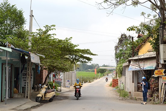 Nhiều nhà dân hai bên tuyến đường liên thôn Kỳ Lam - Kỳ Long, thuộc thôn Nông Sơn 2, xã Điện Phước bị nứt tường.   