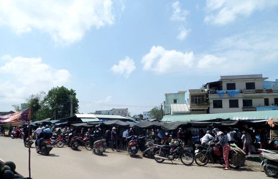 Họp chợ trái phép trên đường Bạch Đằng, TP.Tam Kỳ.