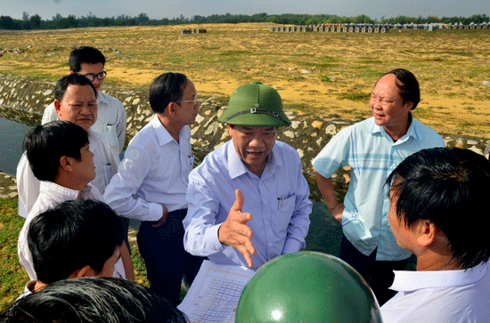 Chủ tịch UBND tỉnh Đinh Văn Thu kiểm tra hiện trạng vùng dự án. Ảnh: XUÂN KHÁNH