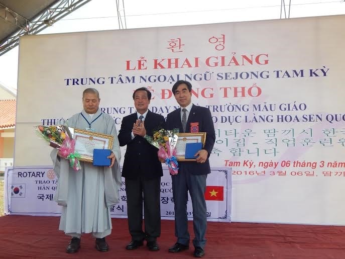 Representatives from Quang Nam province (middle), the SILV organization (right) and Rotary club. 