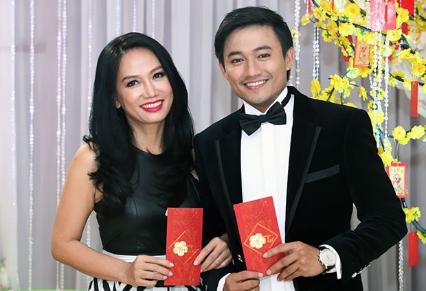 Kim Khánh song ca với Quý Bình trong chương trình “Hương Tết Việt”.