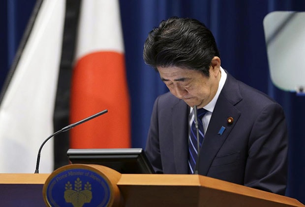 Thủ tướng Nhật Bản Shinzo Abe cúi đầu khi bắt đầu cuộc họp báo ở Tokyo ngày 10-3. Ông cam kết thúc đẩy những nỗ lực tái thiết ở khu vực phía bắc Nhật Bản, nơi bị tác động bởi sóng thần và nhà máy hạt nhân Fukushima.                       Ảnh: AP