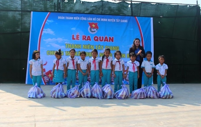 Tặng quà cho học sinh nghèo vượt khó tại buổi ra quân Tháng thanh niên. Ảnh: L.Đ