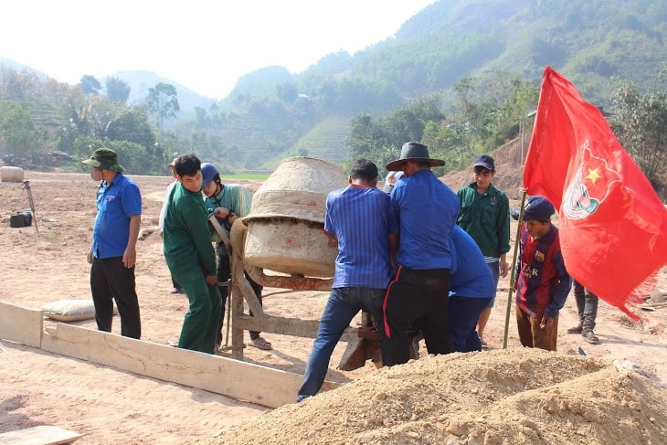 Tuổi trẻ Tây Giang hăng say lao động. Ảnh: L.Đ