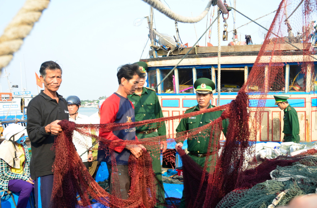 Đồn Biên phòng Cửa khẩu cảng Kỳ Hà kiểm tra thiệt hại của tàu cá QNa-91939. Ảnh: XUÂN KHÁNH