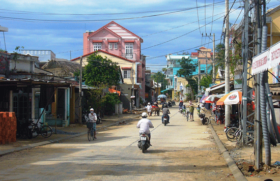 Một số quy định về đất đai, xây dựng, thương mại - du lịch... còn bất cập, cần điều chỉnh phù hợp. Ảnh: ĐỖ HUẤN