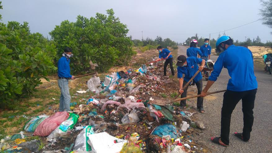 Đoàn viên thanh niên tham gia thu gom rác làm sạch môi trường.