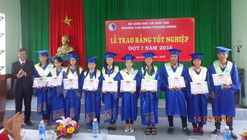 Trao bằng tốt nghiệp cho các cử nhân.