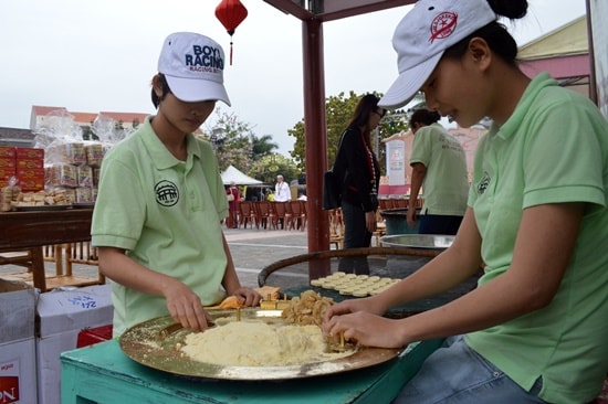 Trộn nguyên liệu để làm bánh đậu xanh 