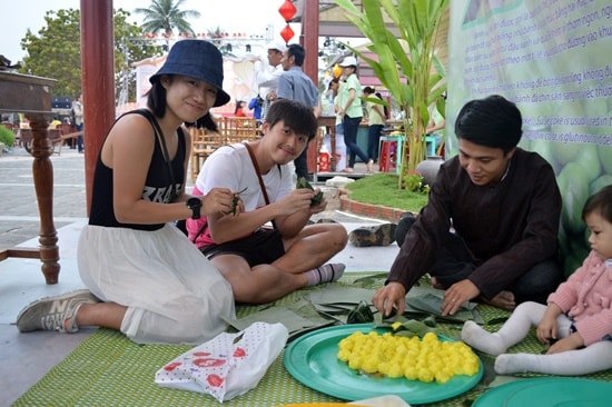 Hướng dẫn du khách làm bánh ít su sê Hội An