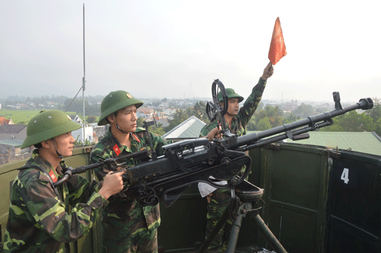 Luyện tập kíp chiến đấu phòng không. ảnh: Tuấn Anh