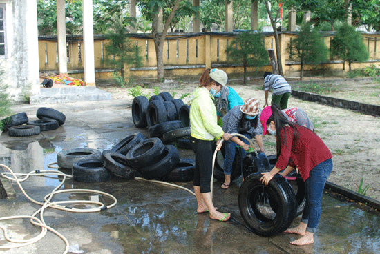 Các bạn trẻ thuộc dự án “Đại học không giảng đường” chuẩn bị vật liệu làm sân chơi công cộng ở vùng ven biển Cửa Đại.