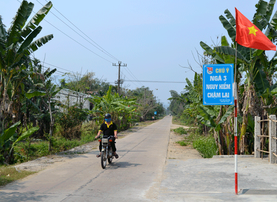 Panô tuyên truyền an toàn giao thông của Chi đoàn thôn Hanh Đông.