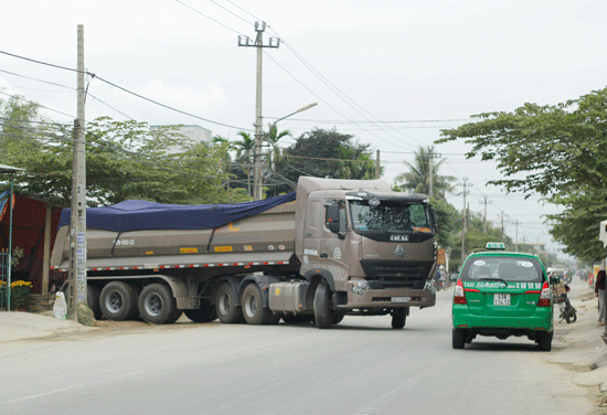 Bụi phủ đầy trên kệ hàng bày bán trước nhà dân. Ảnh: H.T